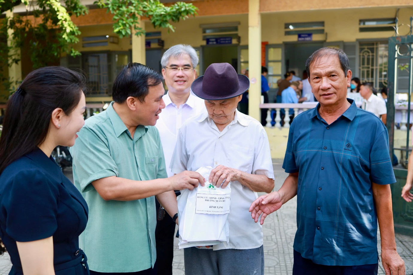 Phường Xuân Đỉnh tổ chức khám, cấp thuốc miễn phí cho người có công nhân dịp 27/7- Ảnh 3.