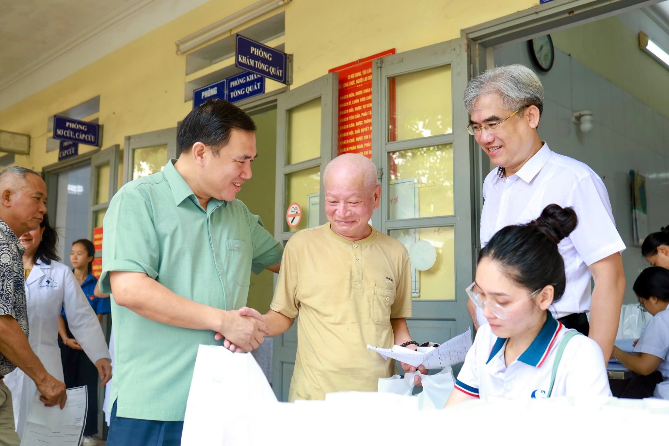 Phường Xuân Đỉnh tổ chức khám, cấp thuốc miễn phí cho người có công nhân dịp 27/7- Ảnh 5.