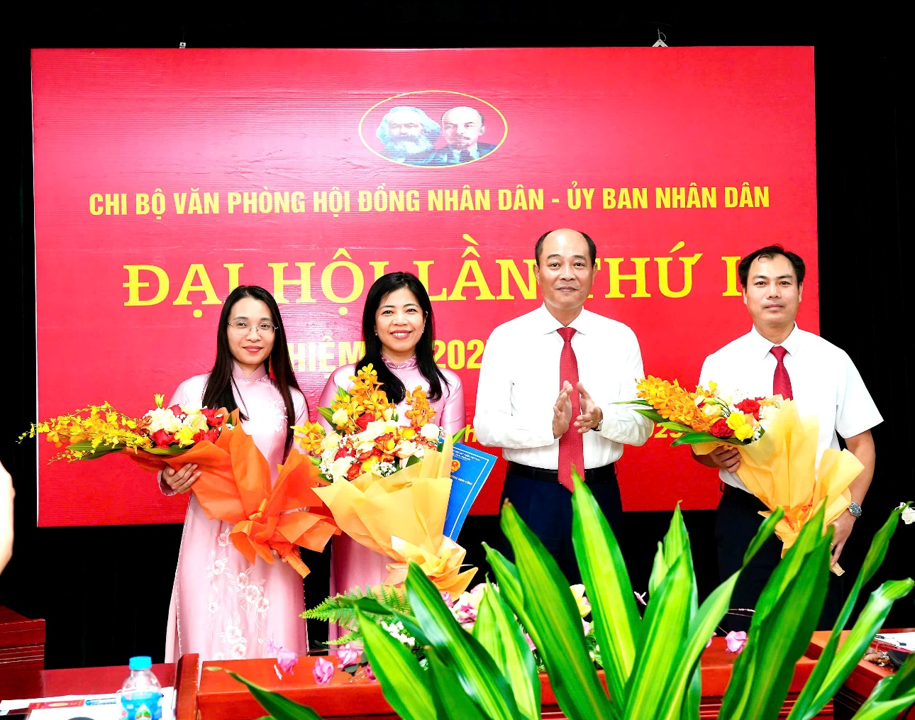 Đại hội Chi bộ Văn phòng HĐND và UBND phường Định Công lần thứ I, nhiệm kỳ 2025 - 2030- Ảnh 1.