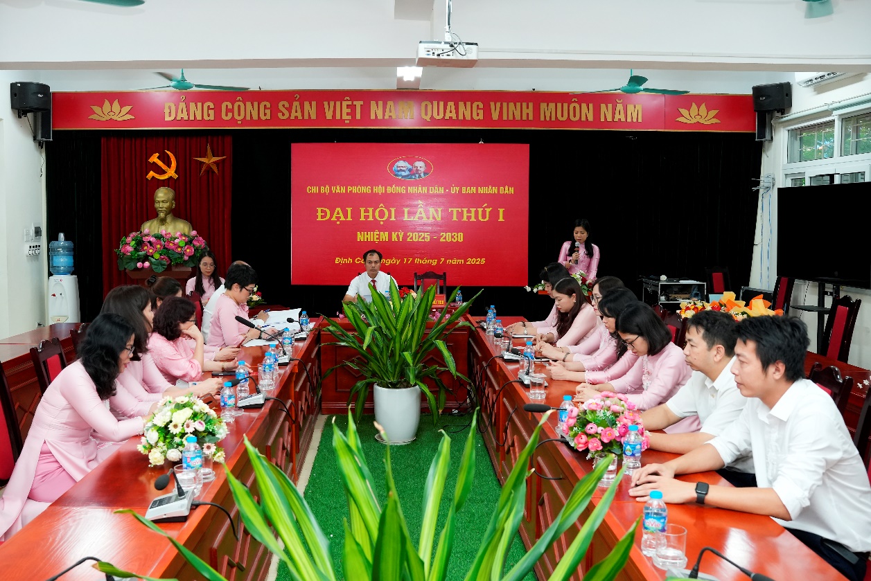 Đại hội Chi bộ Văn phòng HĐND và UBND phường Định Công lần thứ I, nhiệm kỳ 2025 - 2030- Ảnh 2.