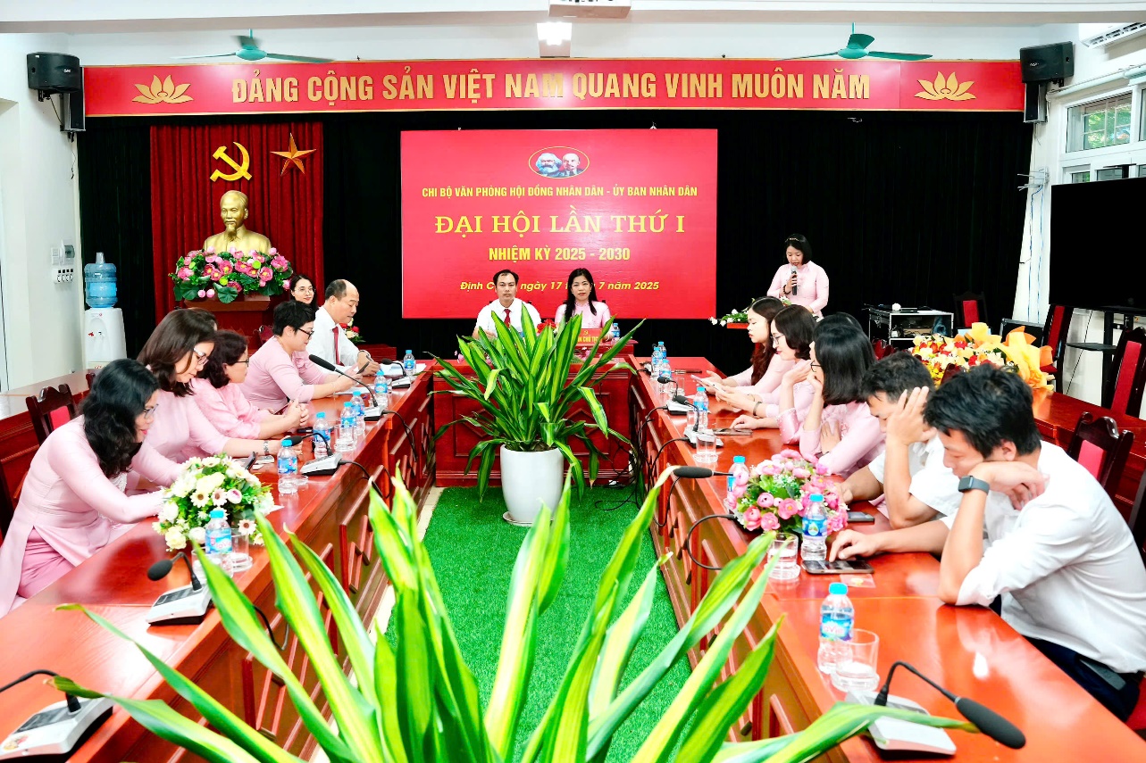 Đại hội Chi bộ Văn phòng HĐND và UBND phường Định Công lần thứ I, nhiệm kỳ 2025 - 2030- Ảnh 3.