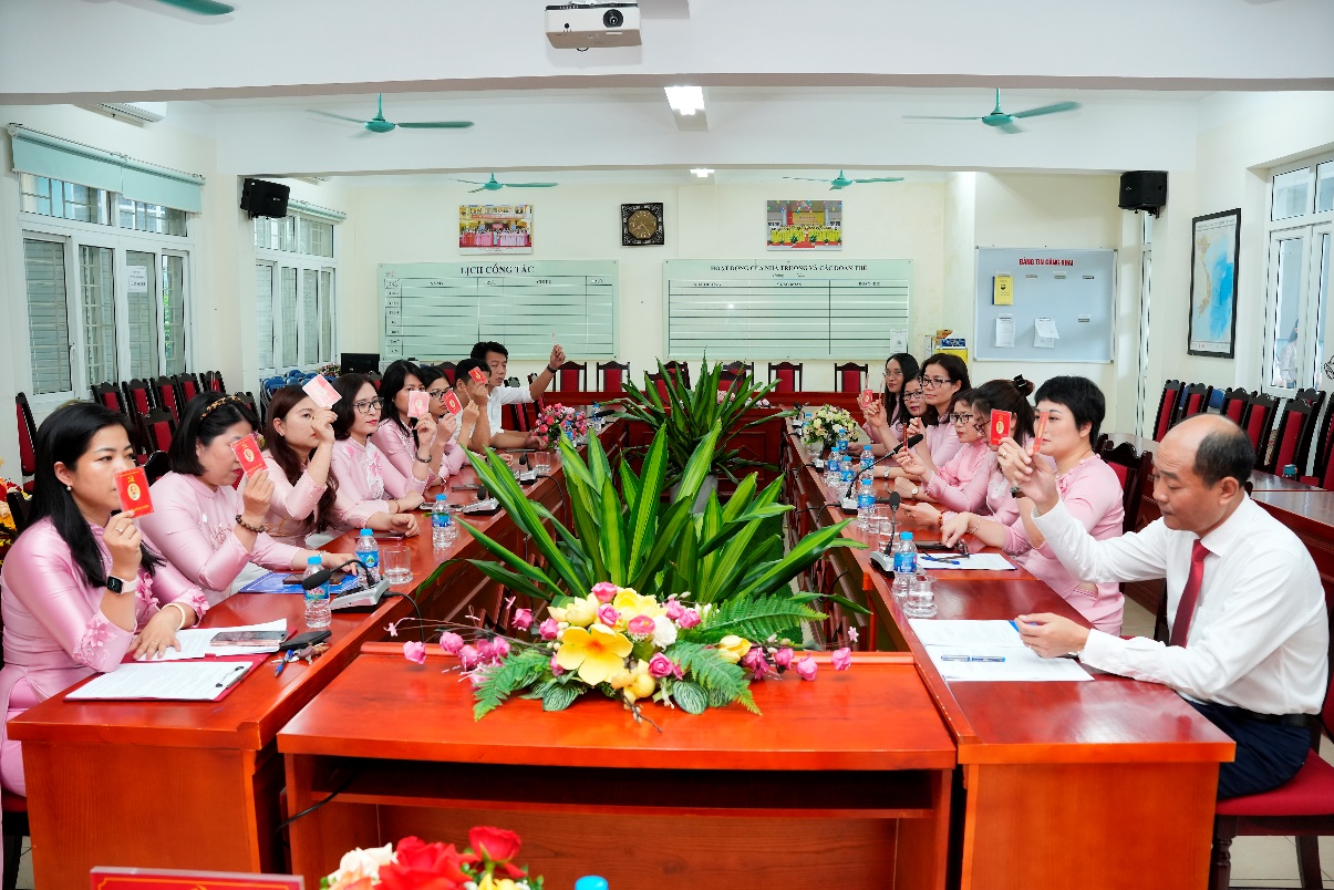 Đại hội Chi bộ Văn phòng HĐND và UBND phường Định Công lần thứ I, nhiệm kỳ 2025 - 2030- Ảnh 4.