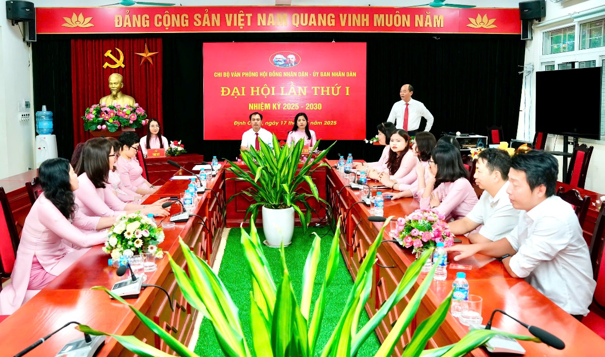 Đại hội Chi bộ Văn phòng HĐND và UBND phường Định Công lần thứ I, nhiệm kỳ 2025 - 2030- Ảnh 5.