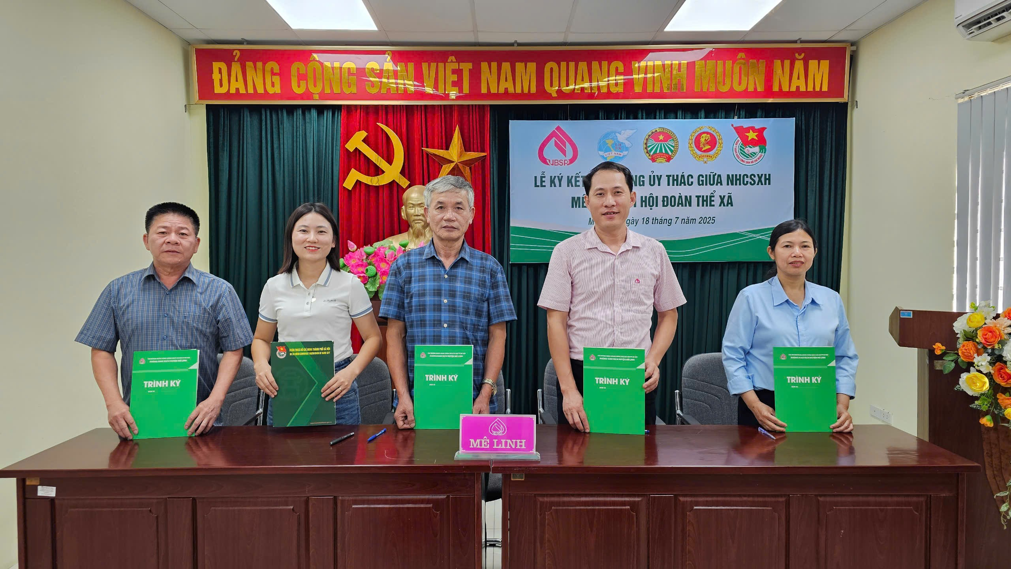 Lễ Ký kết Hợp đồng ủy thác giữa Phòng Giao dịch Ngân hàng Chính sách xã hội Mê Linh và các Hội đoàn thể xã Yên Lãng- Ảnh 1.