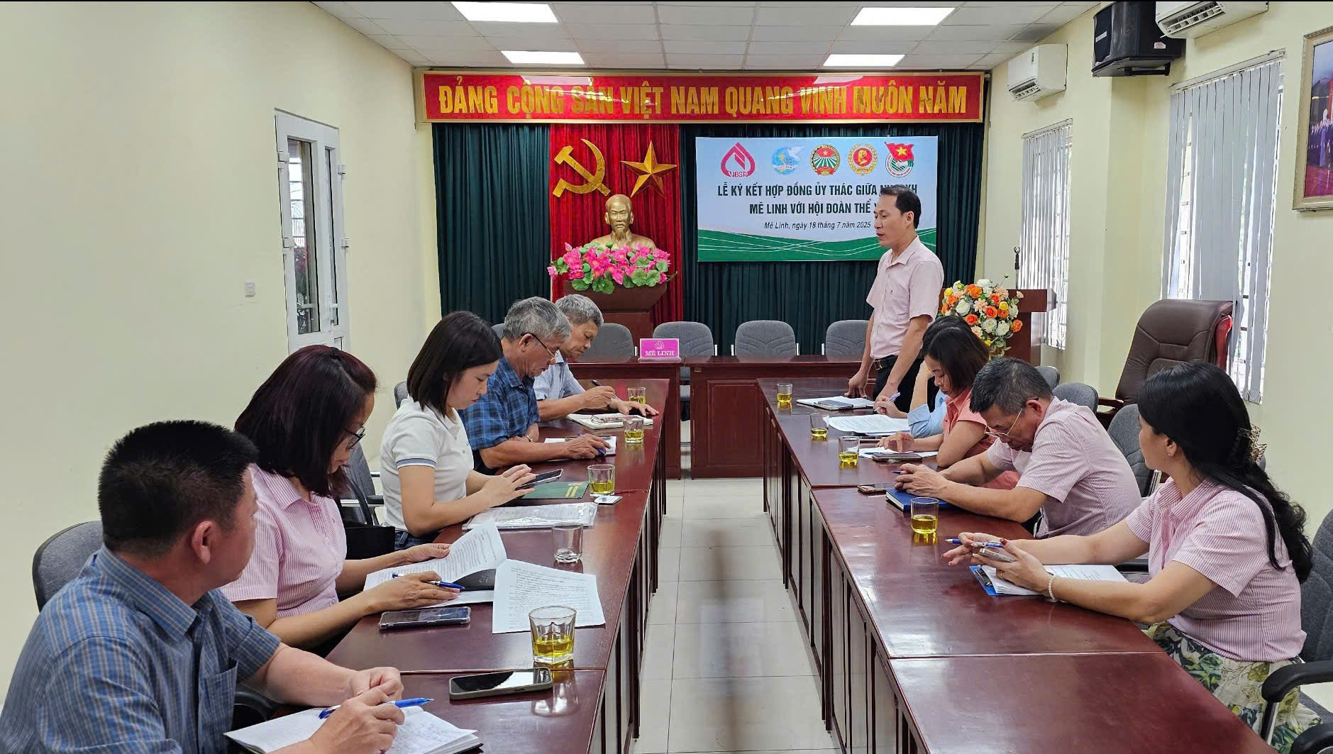 Lễ Ký kết Hợp đồng ủy thác giữa Phòng Giao dịch Ngân hàng Chính sách xã hội Mê Linh và các Hội đoàn thể xã Yên Lãng- Ảnh 2.