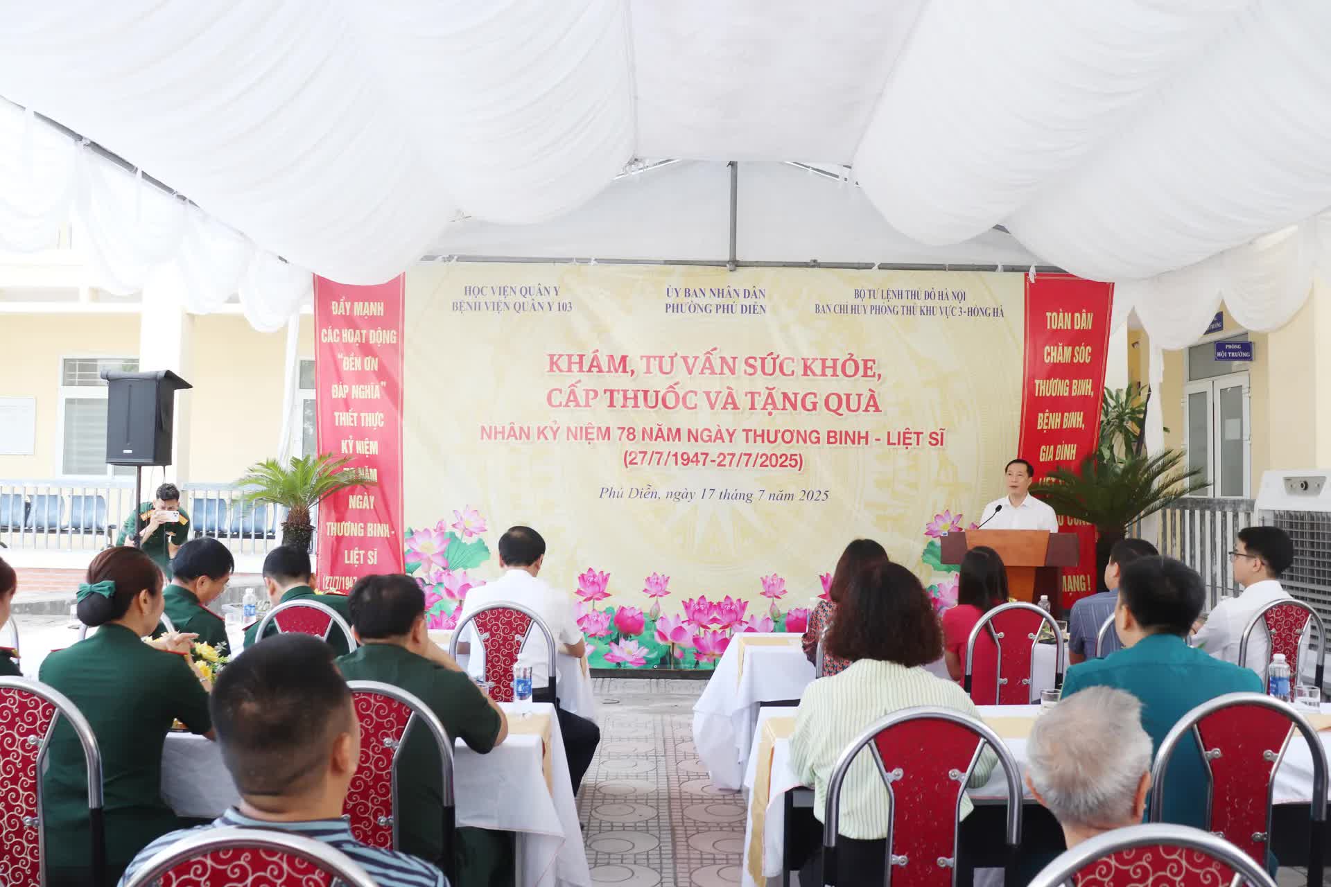 Phường Phú Diễn khám, tư vấn sức khỏe, cấp thuốc miễn phí cho hơn 300 người có công dịp 27/7- Ảnh 3.