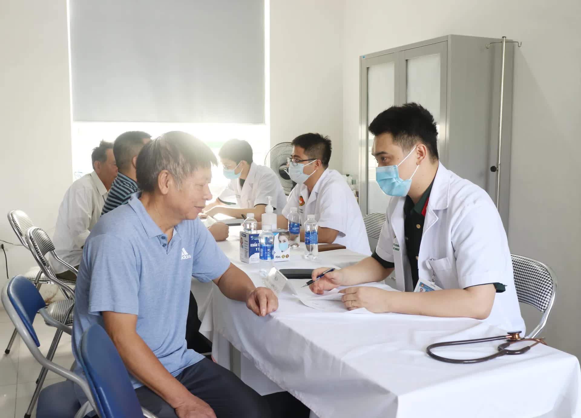 Phường Phú Diễn khám, tư vấn sức khỏe, cấp thuốc miễn phí cho hơn 300 người có công dịp 27/7- Ảnh 9.