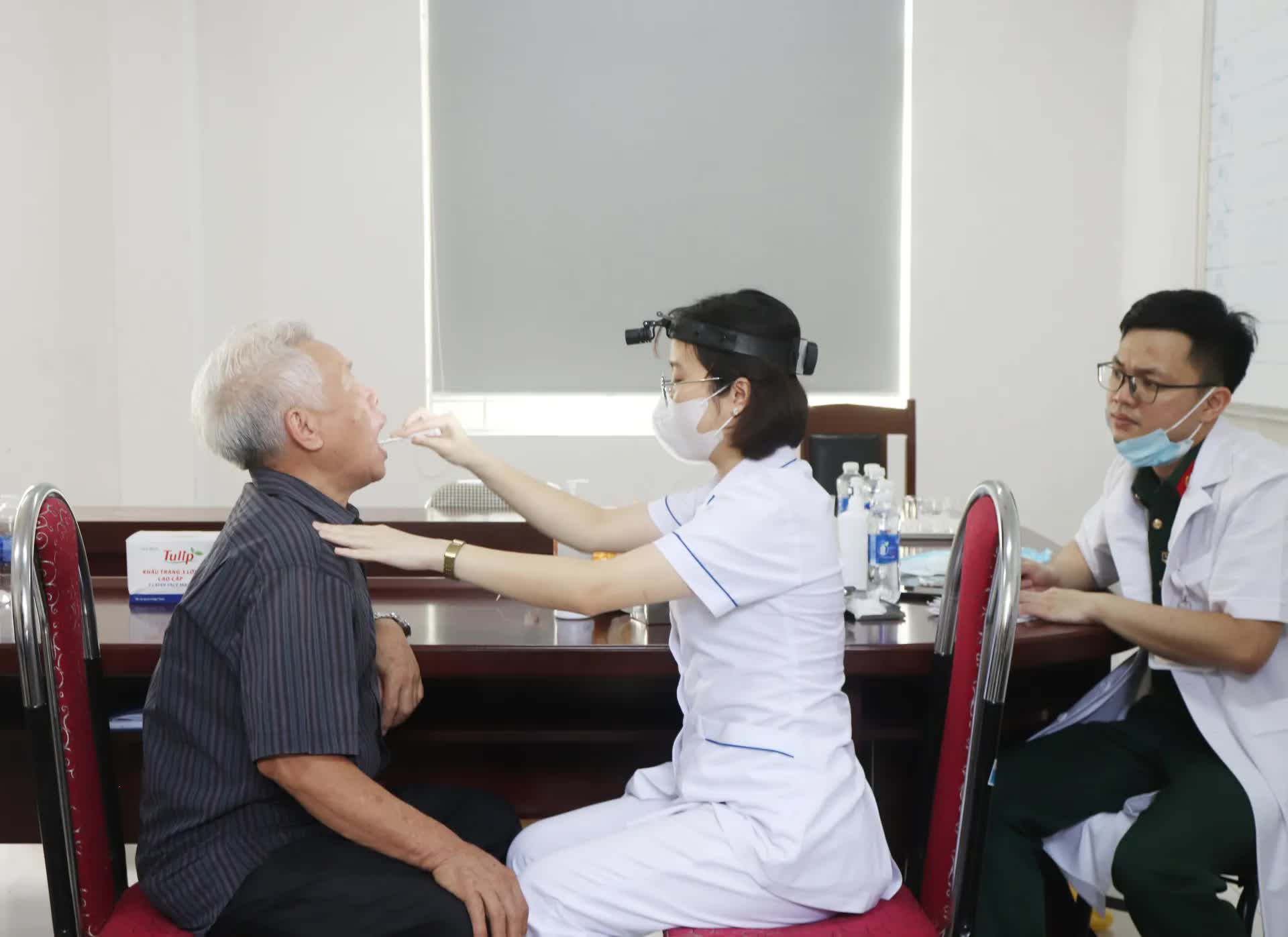 Phường Phú Diễn khám, tư vấn sức khỏe, cấp thuốc miễn phí cho hơn 300 người có công dịp 27/7- Ảnh 10.