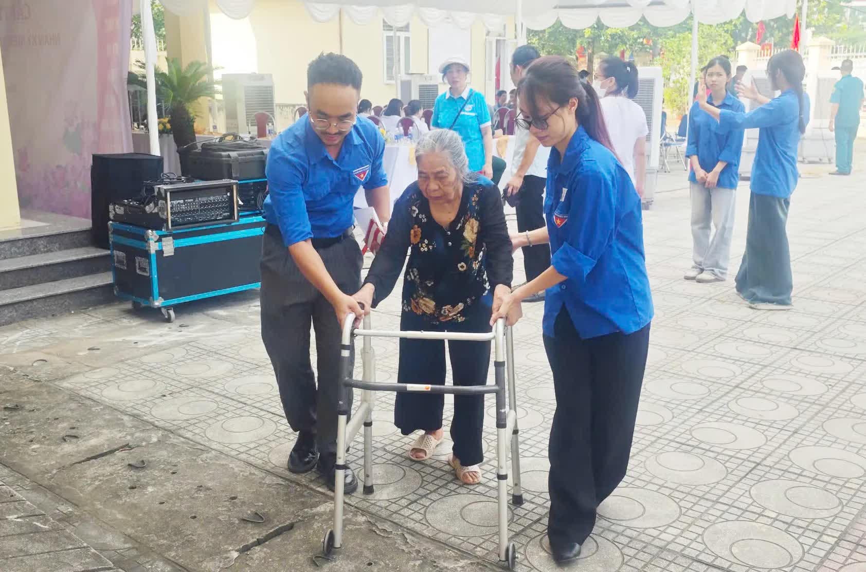 Phường Phú Diễn khám, tư vấn sức khỏe, cấp thuốc miễn phí cho hơn 300 người có công dịp 27/7- Ảnh 11.