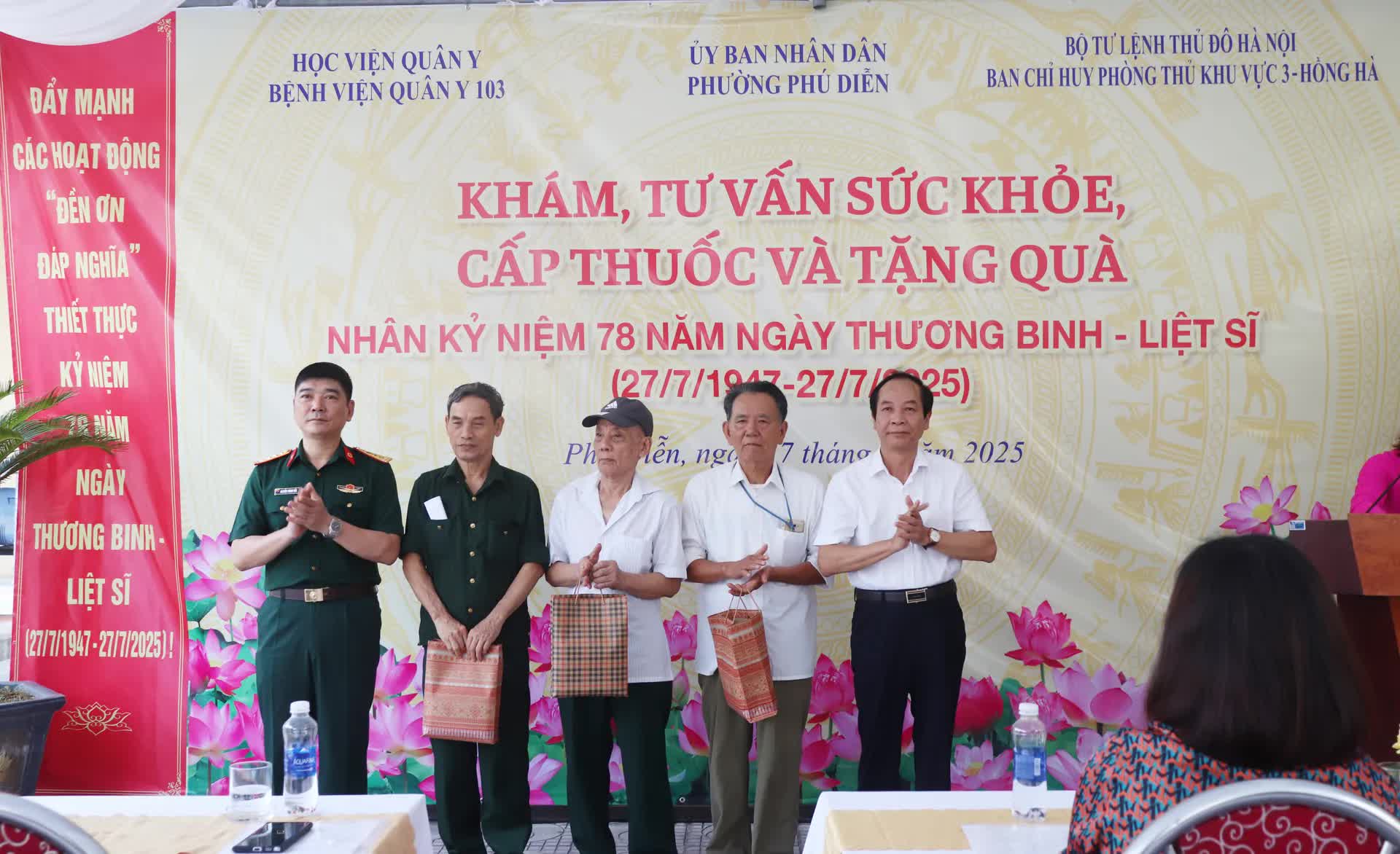 Phường Phú Diễn khám, tư vấn sức khỏe, cấp thuốc miễn phí cho hơn 300 người có công dịp 27/7- Ảnh 2.