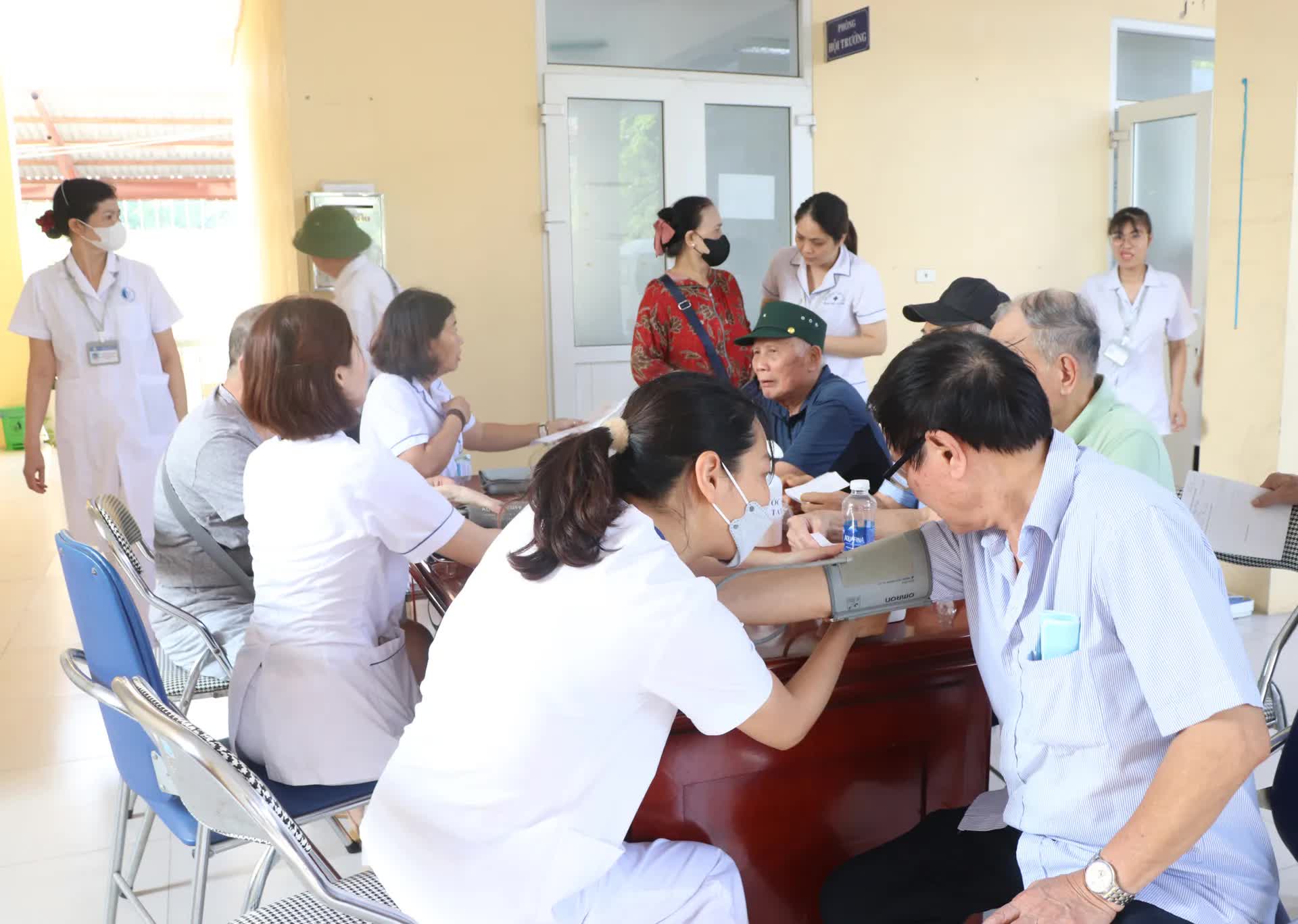 Phường Phú Diễn khám, tư vấn sức khỏe, cấp thuốc miễn phí cho hơn 300 người có công dịp 27/7- Ảnh 8.