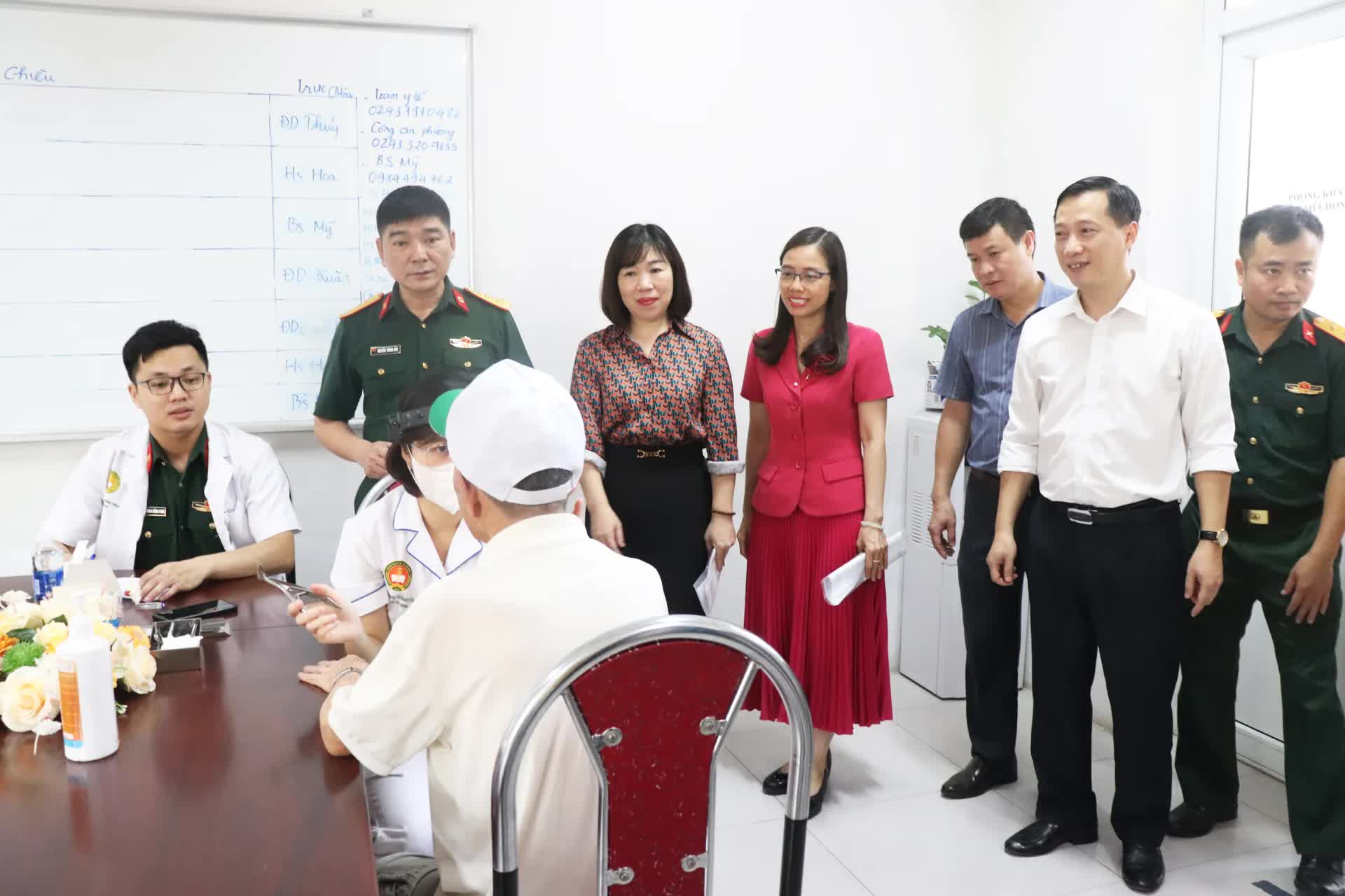 Phường Phú Diễn khám, tư vấn sức khỏe, cấp thuốc miễn phí cho hơn 300 người có công dịp 27/7- Ảnh 1.