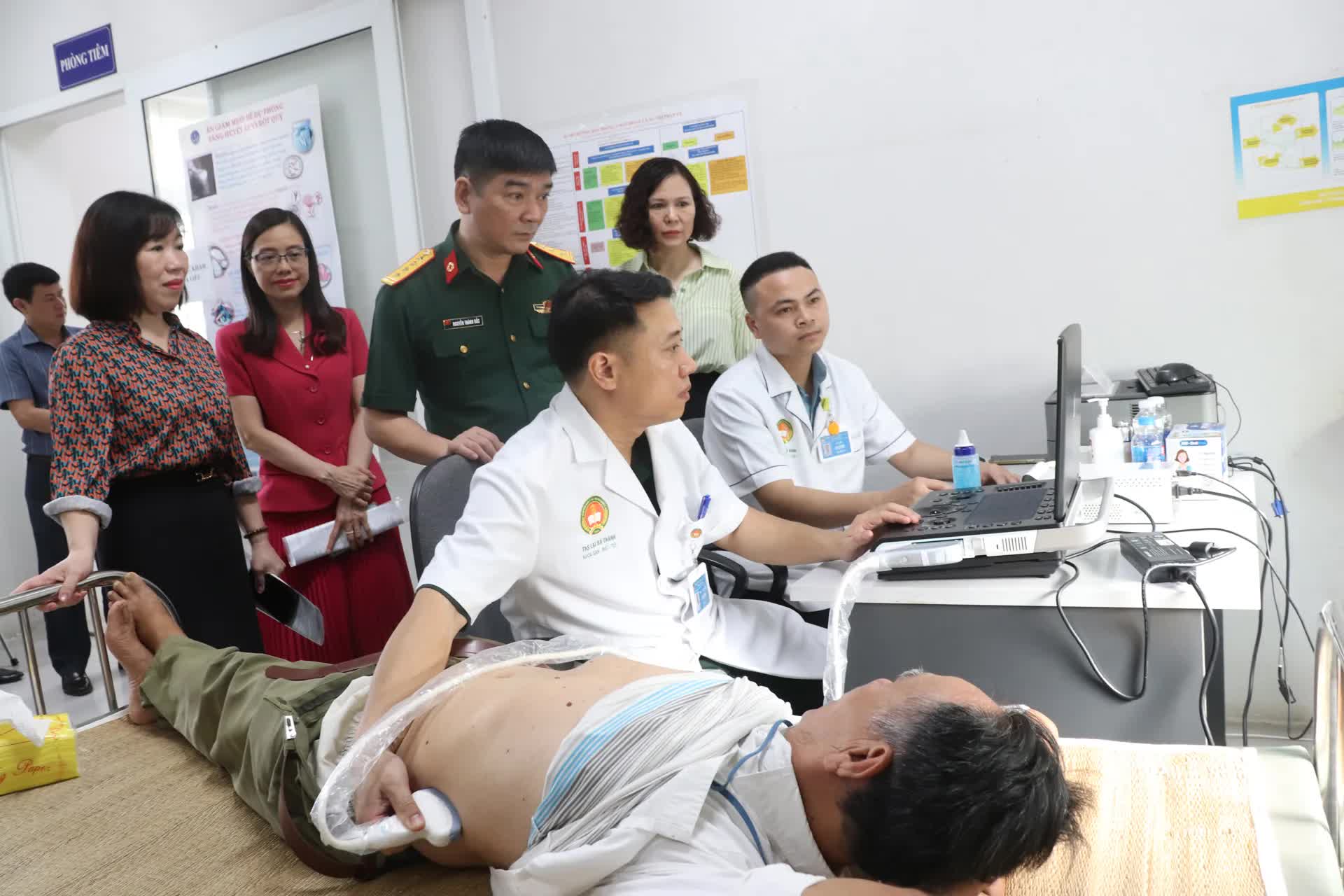 Phường Phú Diễn khám, tư vấn sức khỏe, cấp thuốc miễn phí cho hơn 300 người có công dịp 27/7- Ảnh 5.