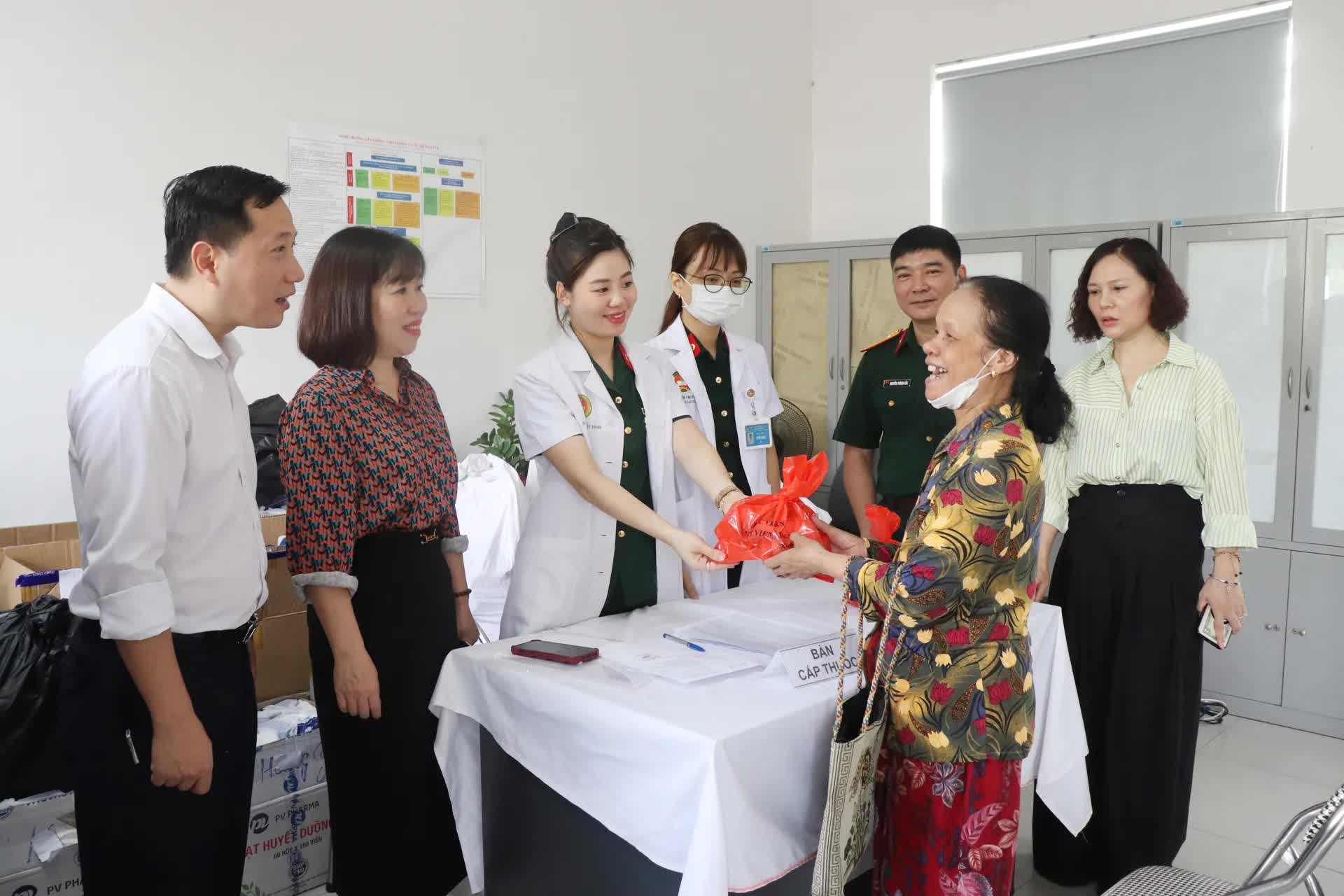 Phường Phú Diễn khám, tư vấn sức khỏe, cấp thuốc miễn phí cho hơn 300 người có công dịp 27/7- Ảnh 6.