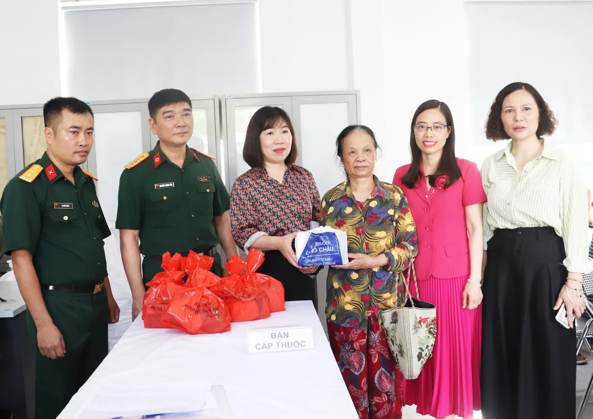 Phường Phú Diễn khám, tư vấn sức khỏe, cấp thuốc miễn phí cho hơn 300 người có công dịp 27/7- Ảnh 7.