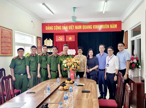 LÃNH ĐẠO PHƯỜNG KIM LIÊN THĂM HỎI, ĐỘNG VIÊN CÁN BỘ, CHIẾN SĨ, LỰC LƯỢNG AN NINH NHÂN DÂN NHÂN DỊP KỶ NIỆM 79 NĂM NGÀY TRUYỀN THỐNG- Ảnh 1.