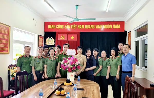 LÃNH ĐẠO PHƯỜNG KIM LIÊN THĂM HỎI, ĐỘNG VIÊN CÁN BỘ, CHIẾN SĨ, LỰC LƯỢNG AN NINH NHÂN DÂN NHÂN DỊP KỶ NIỆM 79 NĂM NGÀY TRUYỀN THỐNG- Ảnh 2.
