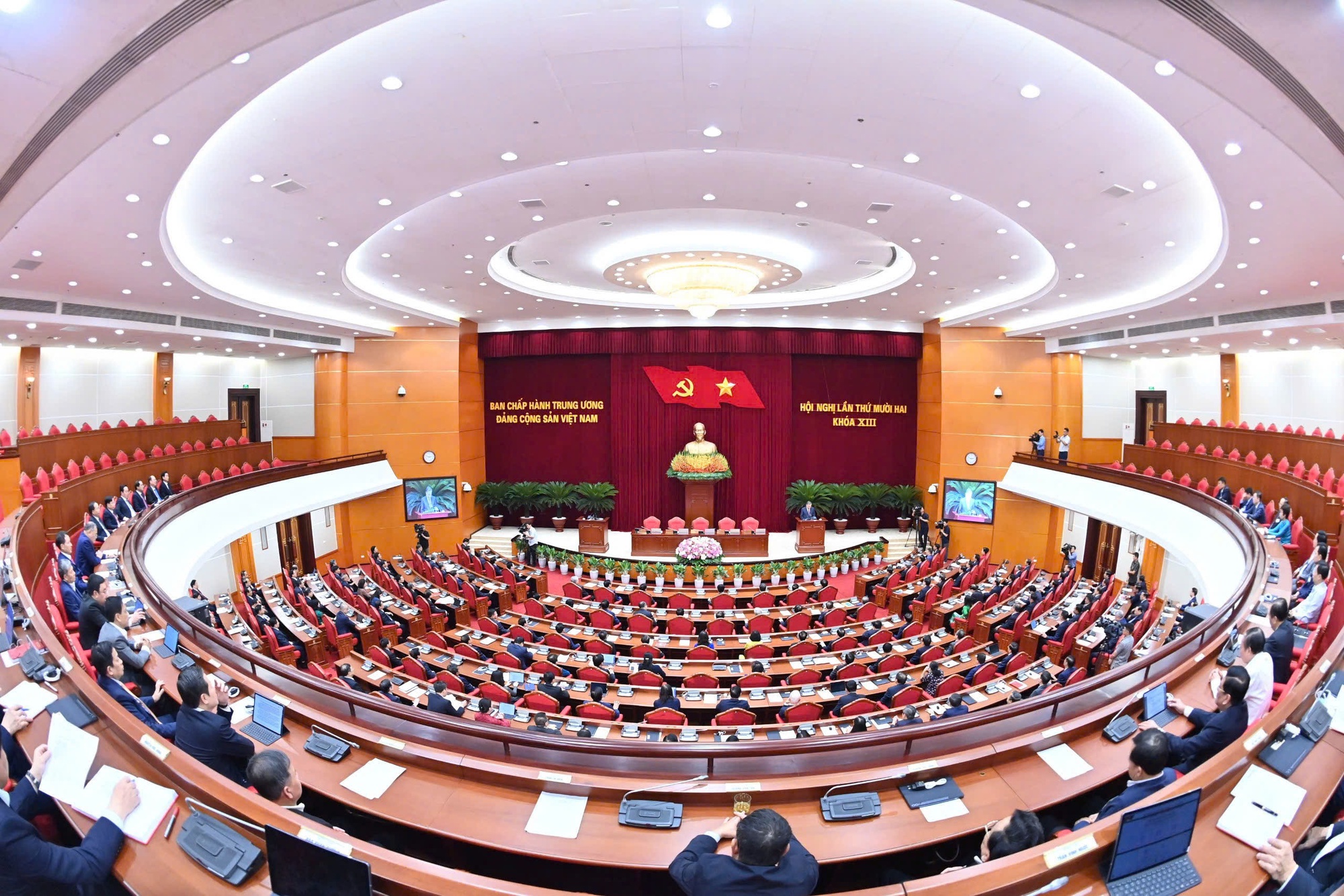 Thông báo kết quả Hội nghị lần thứ 12 Ban Chấp hành Trung ương Đảng- Ảnh 1.