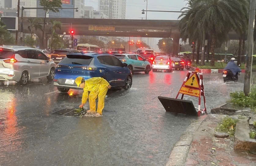 Hà Nội: Nước rút nhanh sau mưa giông, chưa gây ngập úng- Ảnh 4.