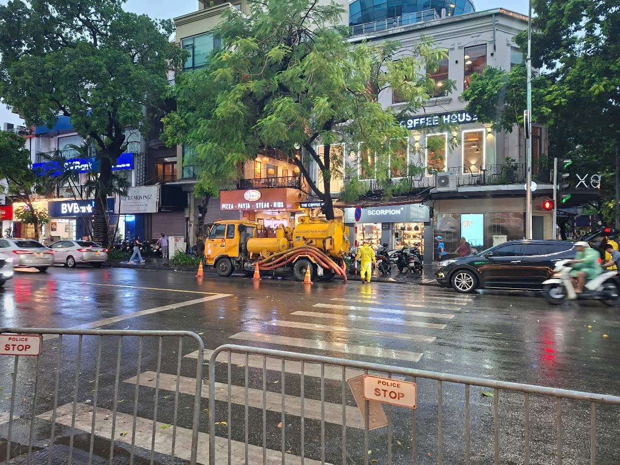 Hà Nội: Nước rút nhanh sau mưa giông, chưa gây ngập úng- Ảnh 3.