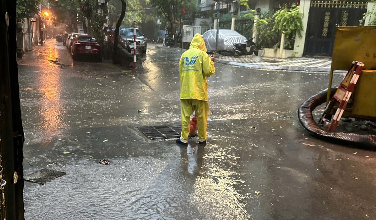 Hà Nội: Nước rút nhanh sau mưa giông, chưa gây ngập úng- Ảnh 5.