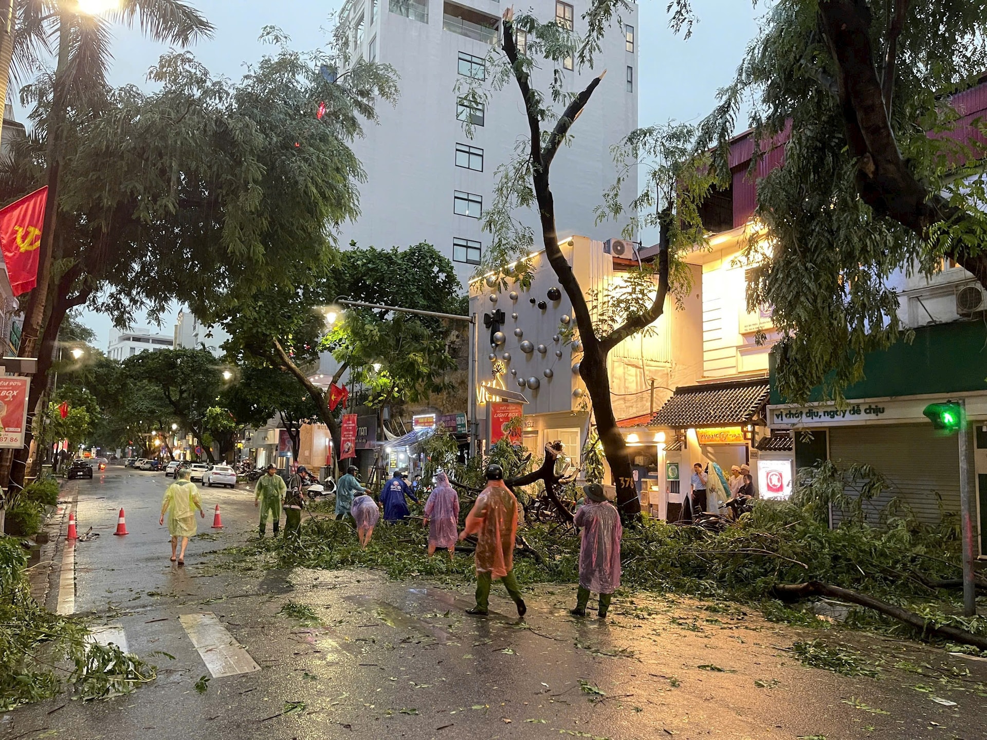 Hà Nội: Nước rút nhanh sau mưa giông, chưa gây ngập úng- Ảnh 10.