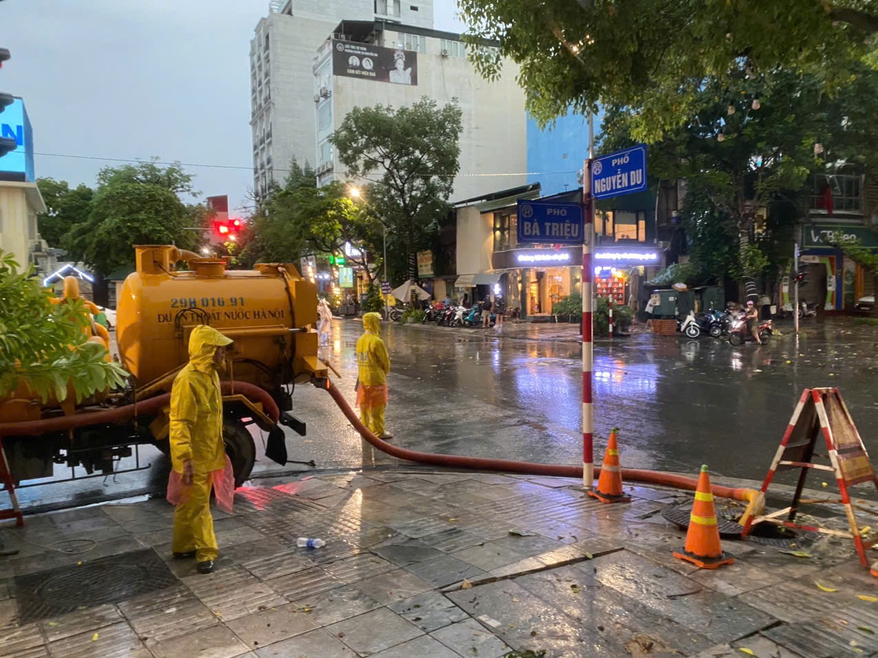 Hà Nội: Nước rút nhanh sau mưa giông, chưa gây ngập úng- Ảnh 1.