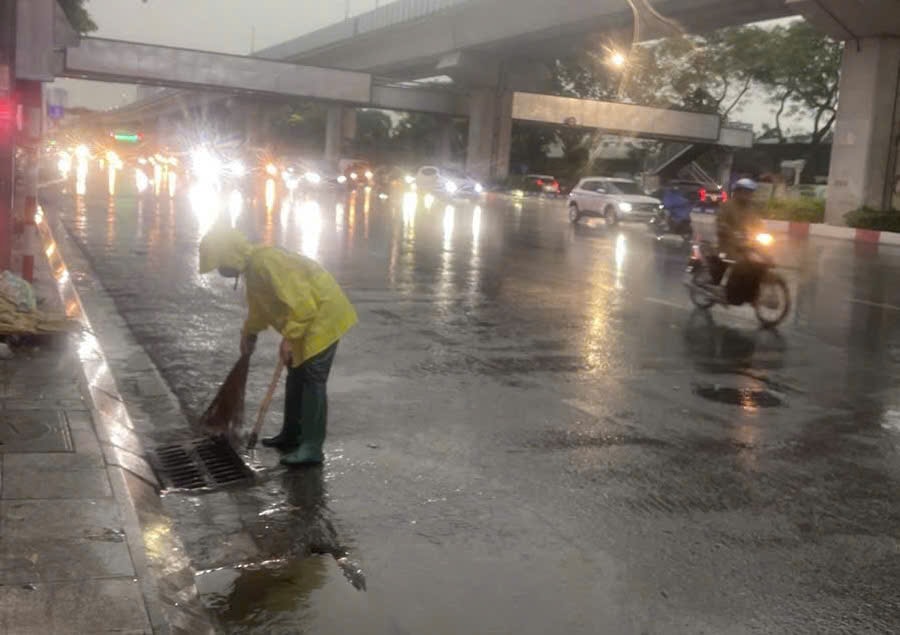 Hà Nội: Nước rút nhanh sau mưa giông, chưa gây ngập úng- Ảnh 6.