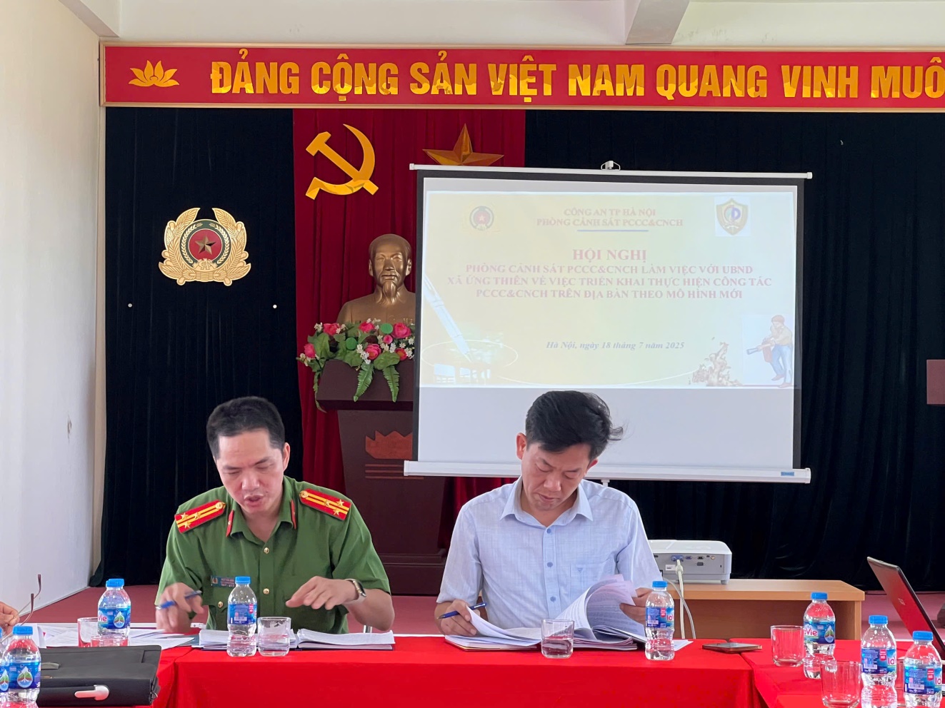 Phối hợp triển khai thực hiện công tác PCCC và CNCH trên địa bàn xã Ứng Thiên.- Ảnh 1.