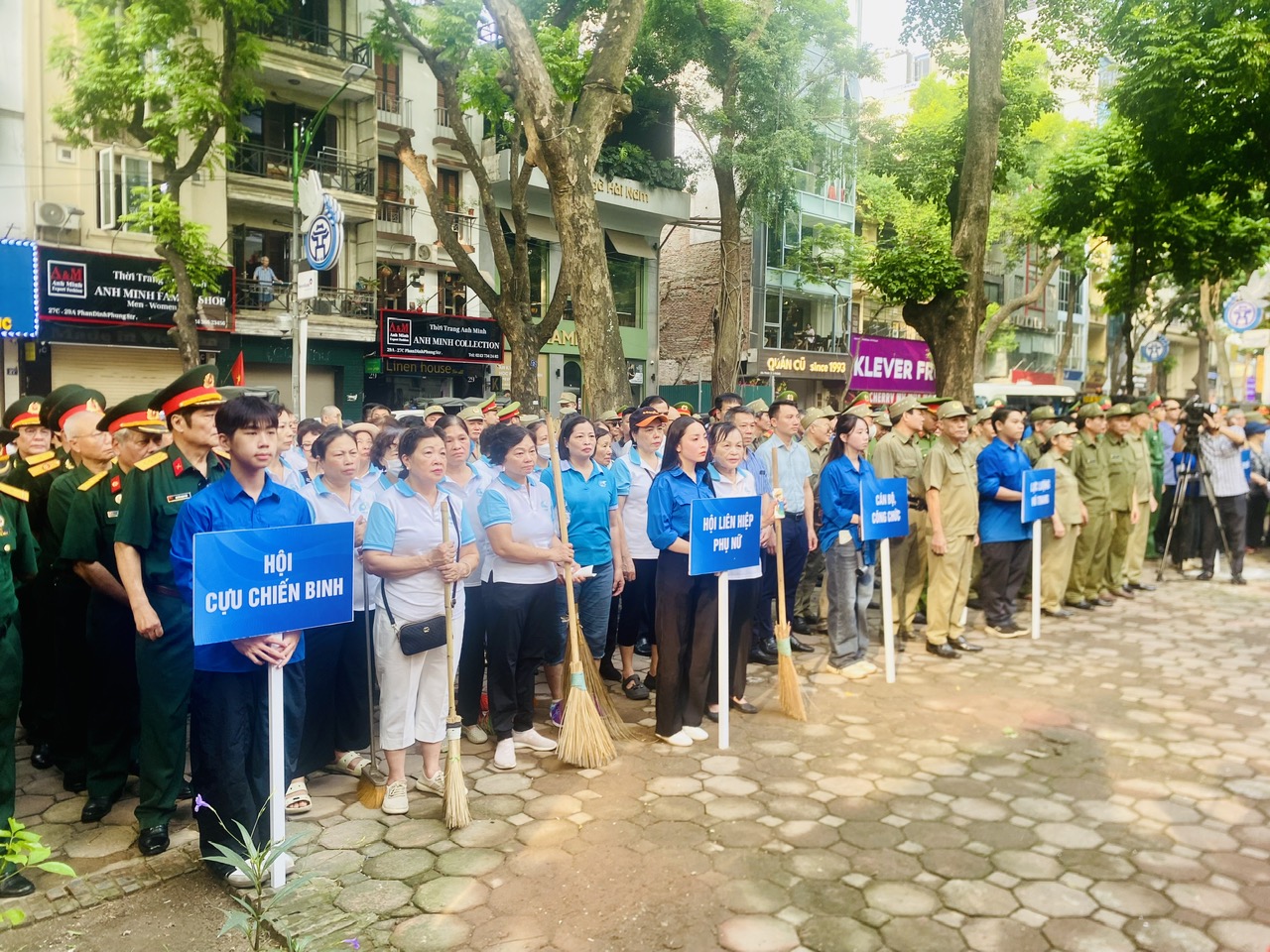 Phường Ba Đình: Tổ chức Lễ ra quân cao điểm thực hiện phong trào “Sáng- Xanh-Sạch- Đẹp” nhân dịp kỷ niệm 80 năm Cách mạng tháng Tám và Quốc khánh 2/9- Ảnh 1.
