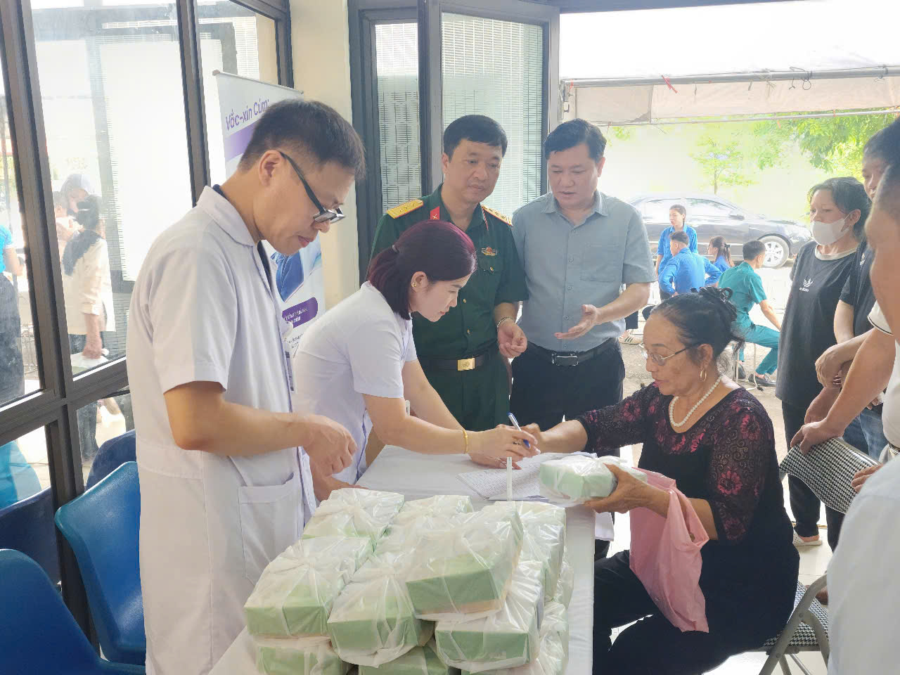 Xã Mê Linh: Khám bệnh, tư vấn sức khỏe, cấp thuốc cho hơn 700 đối tượng chính sách- Ảnh 7.