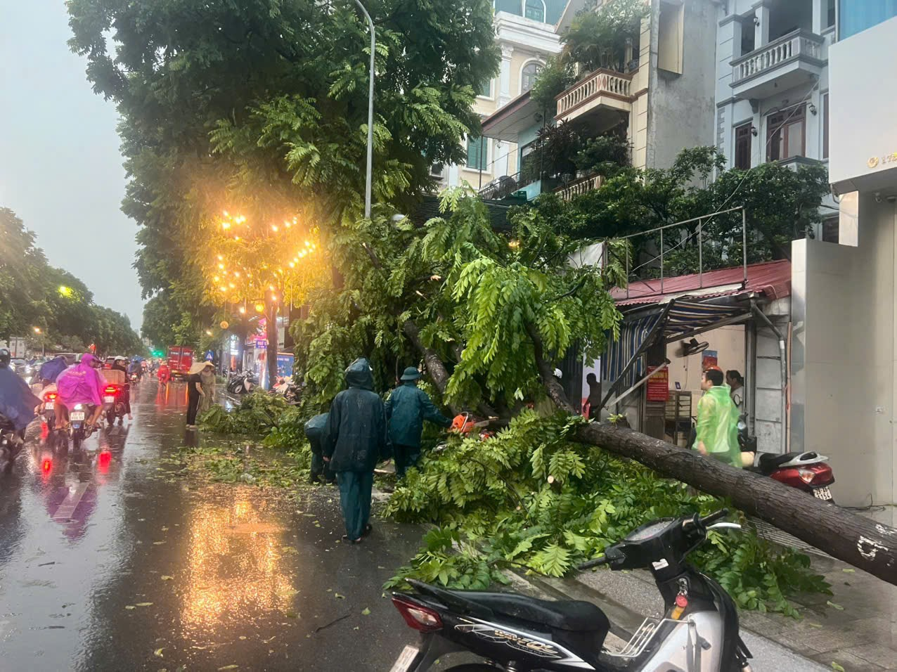 PHƯỜNG PHƯƠNG LIỆT KHẨN TRƯƠNG HUY ĐỘNG LỰC LƯỢNG KHẮC PHỤC HẬU QUẢ SAU CƠN GIÔNG LỐC, MƯA LỚN XẢY RA TRÊN ĐỊA BÀN- Ảnh 1.