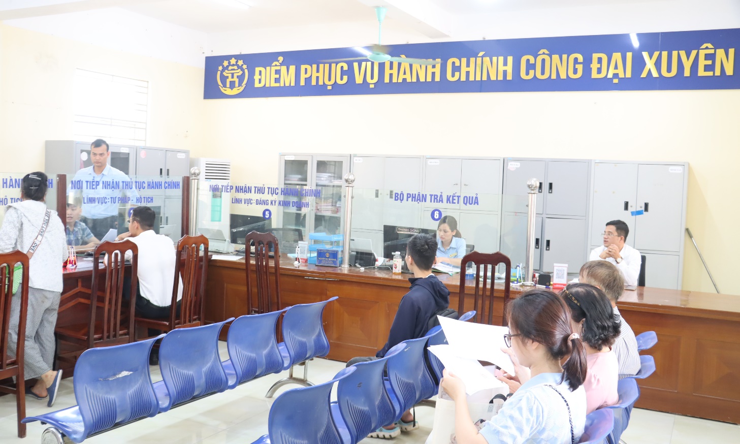 Đồng chí Phó Chủ tịch UBND xã kiểm tra và thực hiện ký văn bản tại Điểm phục vụ hành chính công- Ảnh 1.