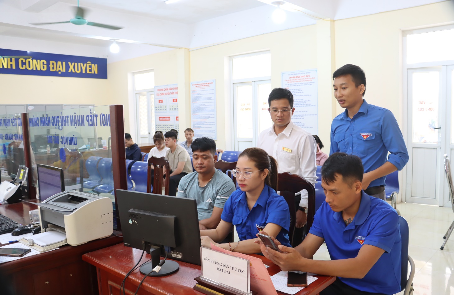 Đồng chí Phó Chủ tịch UBND xã kiểm tra và thực hiện ký văn bản tại Điểm phục vụ hành chính công- Ảnh 2.