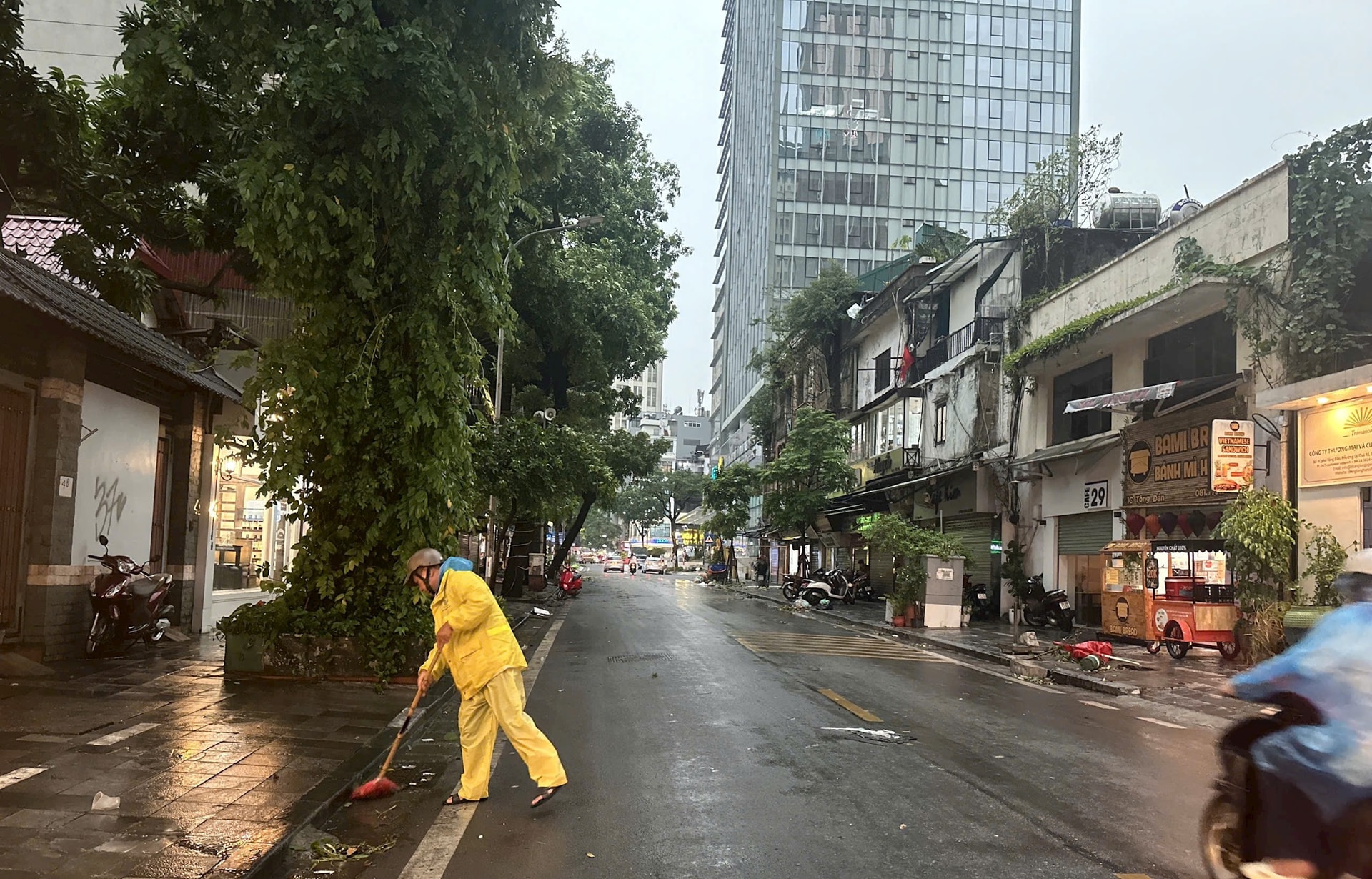 Hà Nội: Nước rút nhanh sau mưa giông, chưa gây ngập úng- Ảnh 2.