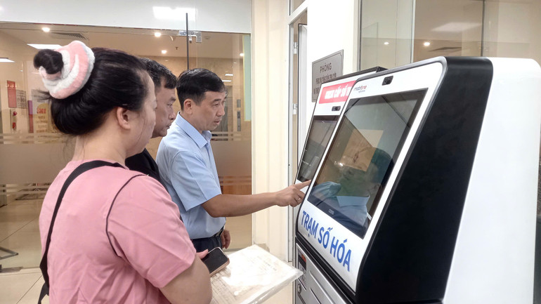 Người dân hài lòng với tinh thần phục vụ tận tình, chuyên nghiệp- Ảnh 2.