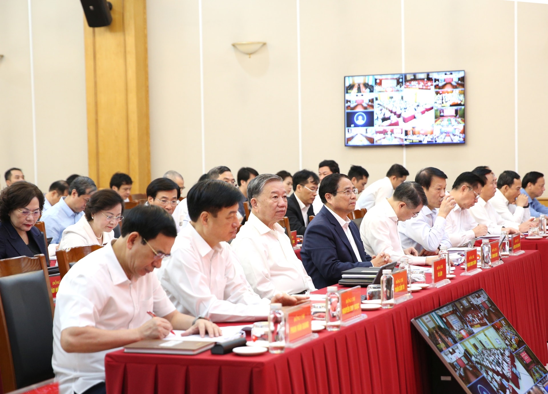 Tổng Bí thư Tô Lâm chủ trì hội nghị sơ kết công tác phát triển khoa học, công nghệ, đổi mới sáng tạo và chuyển đổi số- Ảnh 2.