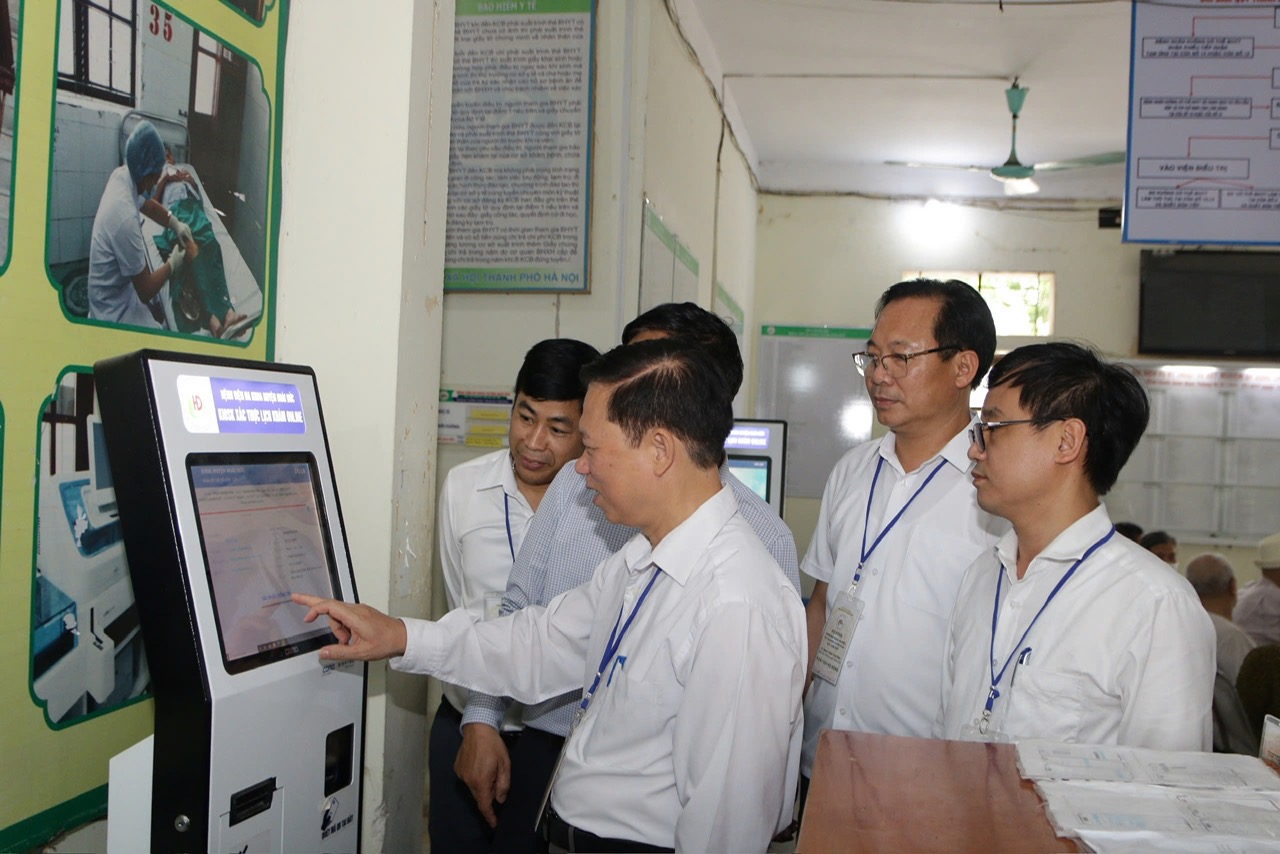 Hà Nội triển khai hàng loạt 'bệnh viện không giấy tờ'- Ảnh 1.