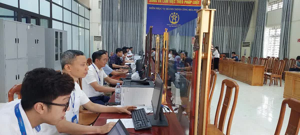 Xã Hòa Phú: vận hành thông suốt mô hình mới, bảo đảm tốt việc xử lý thủ tục hành chính- Ảnh 2.