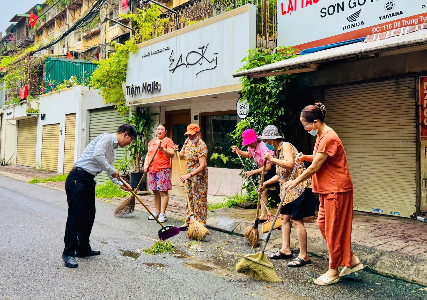 Các phường mới tổng vệ sinh chào đón ngày đầu tiên vận hành chính quyền địa phương 2 cấp- Ảnh 7.