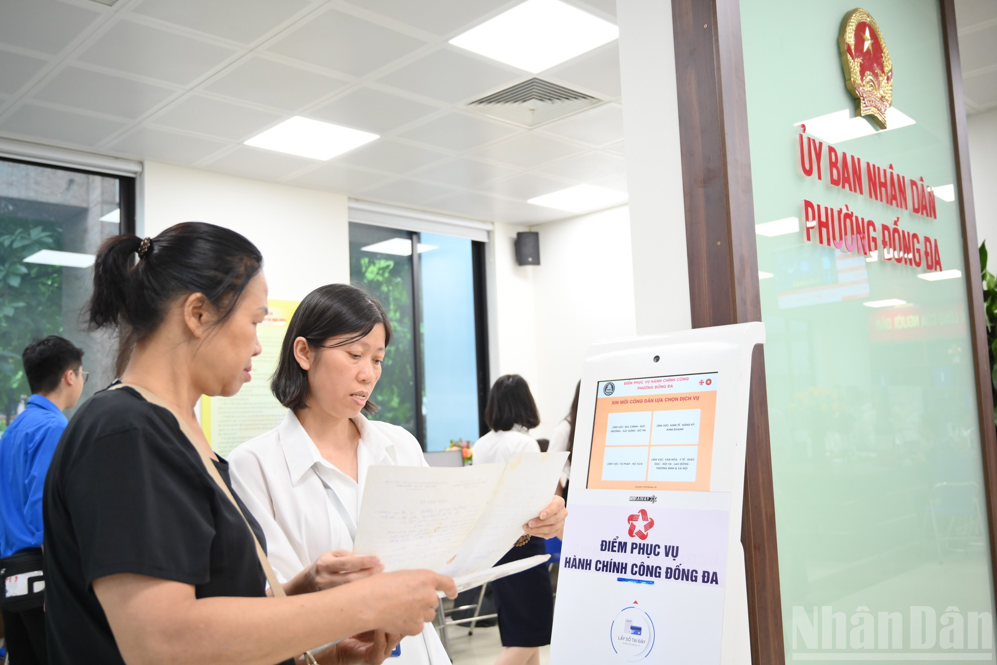 [Ảnh] Hà Nội ngày đầu làm việc chính quyền 2 cấp- Ảnh 6.