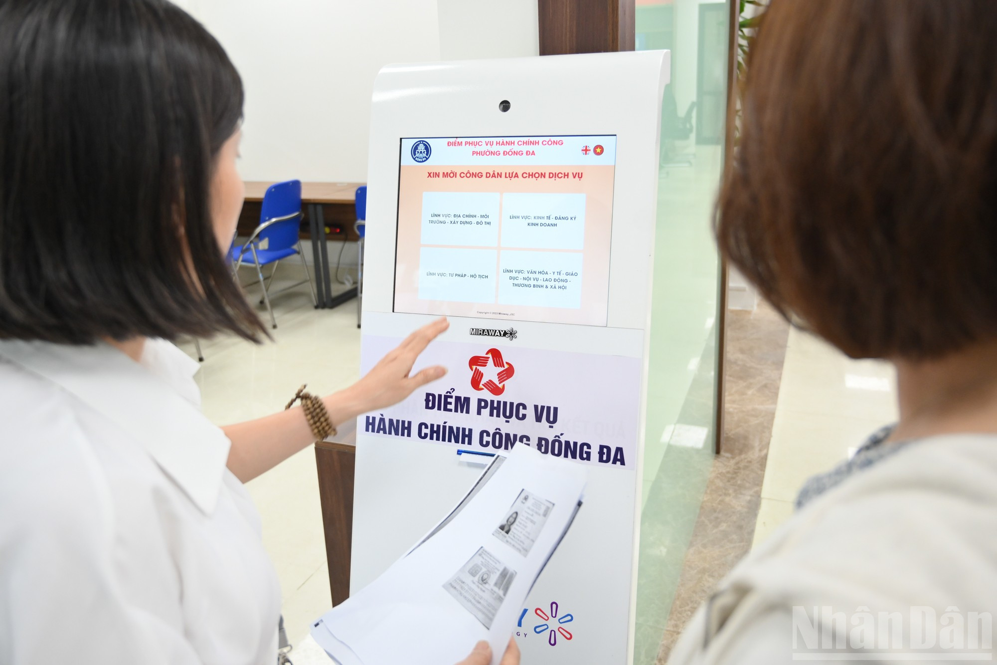 [Ảnh] Hà Nội ngày đầu làm việc chính quyền 2 cấp- Ảnh 7.