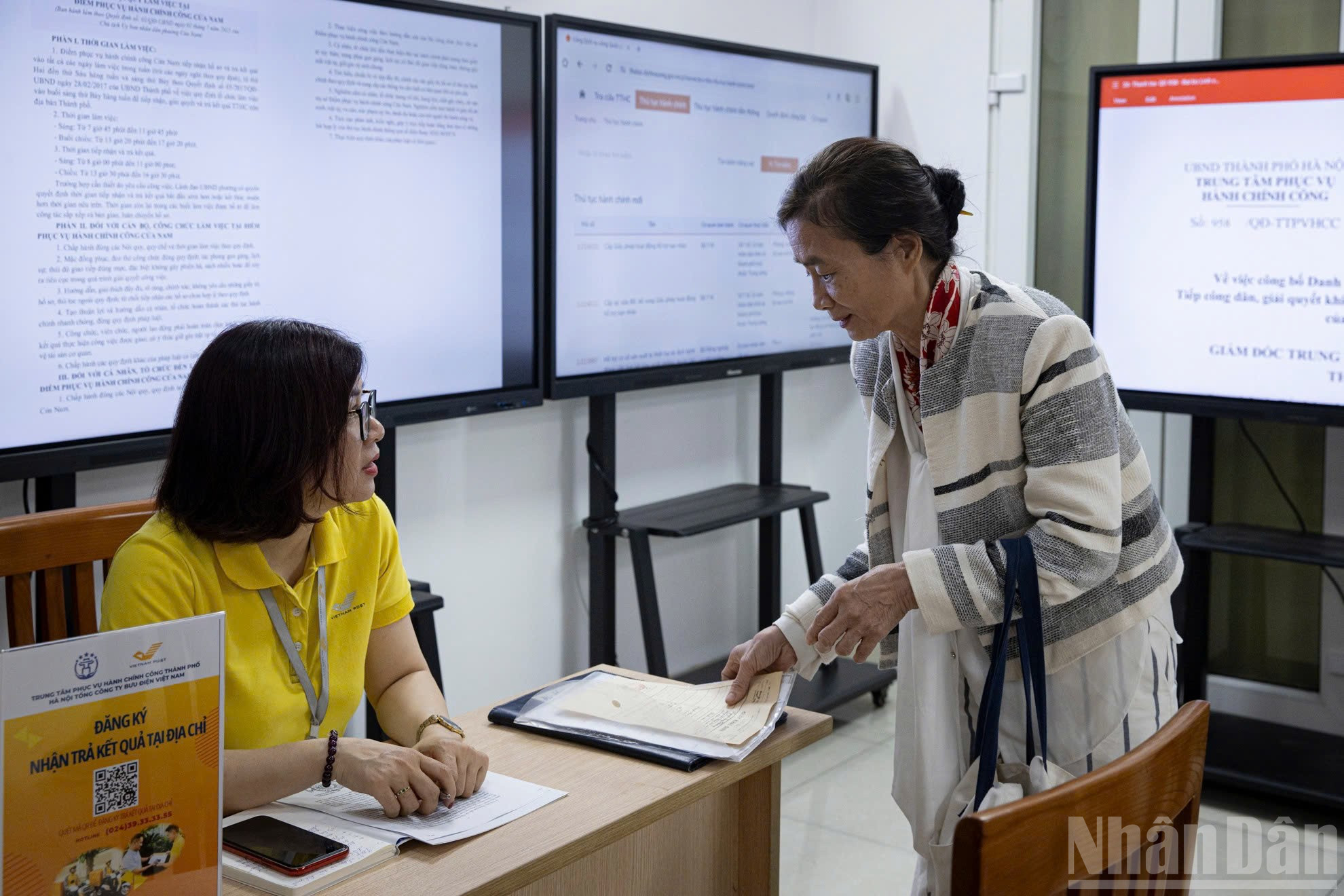 [Ảnh] Hà Nội ngày đầu làm việc chính quyền 2 cấp- Ảnh 2.