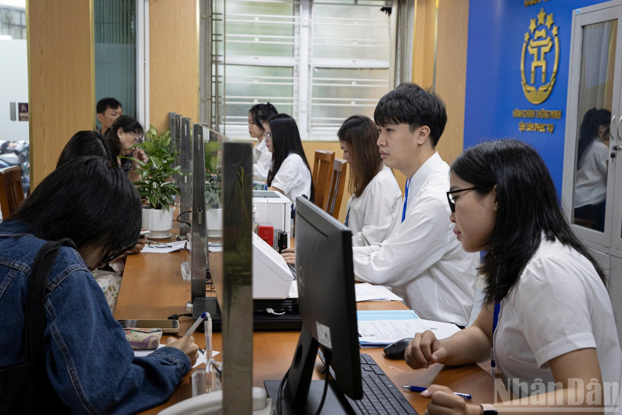 [Ảnh] Hà Nội ngày đầu làm việc chính quyền 2 cấp- Ảnh 4.
