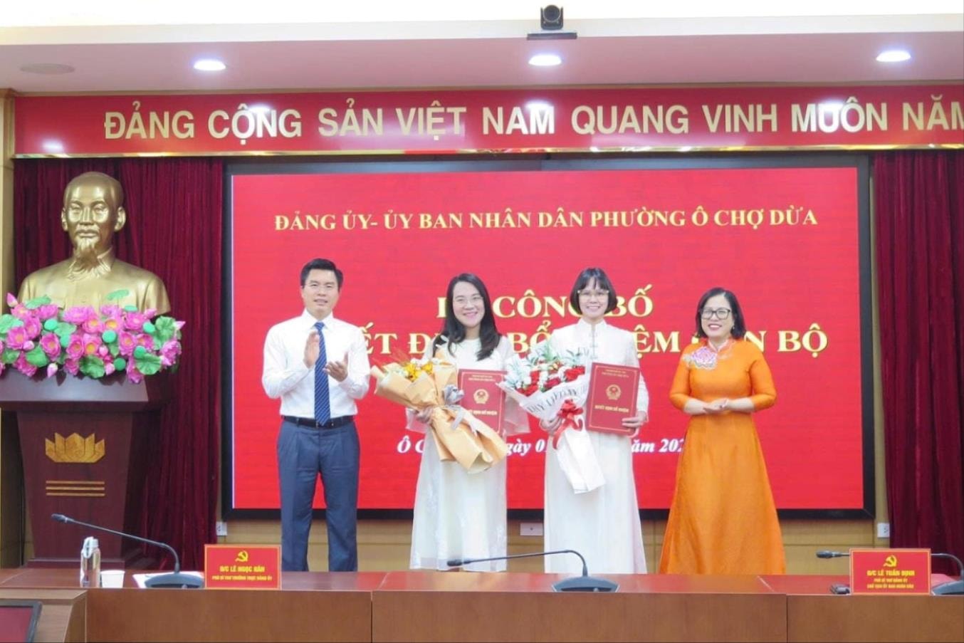 Phường Ô Chợ Dừa tổ chức Hội nghị công bố và trao các quyết định về công tác cán bộ- Ảnh 1.