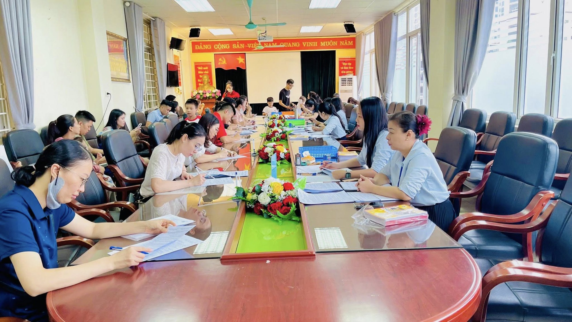 Có thể là hình ảnh về 4 người, mọi người đang học, bàn và văn bản