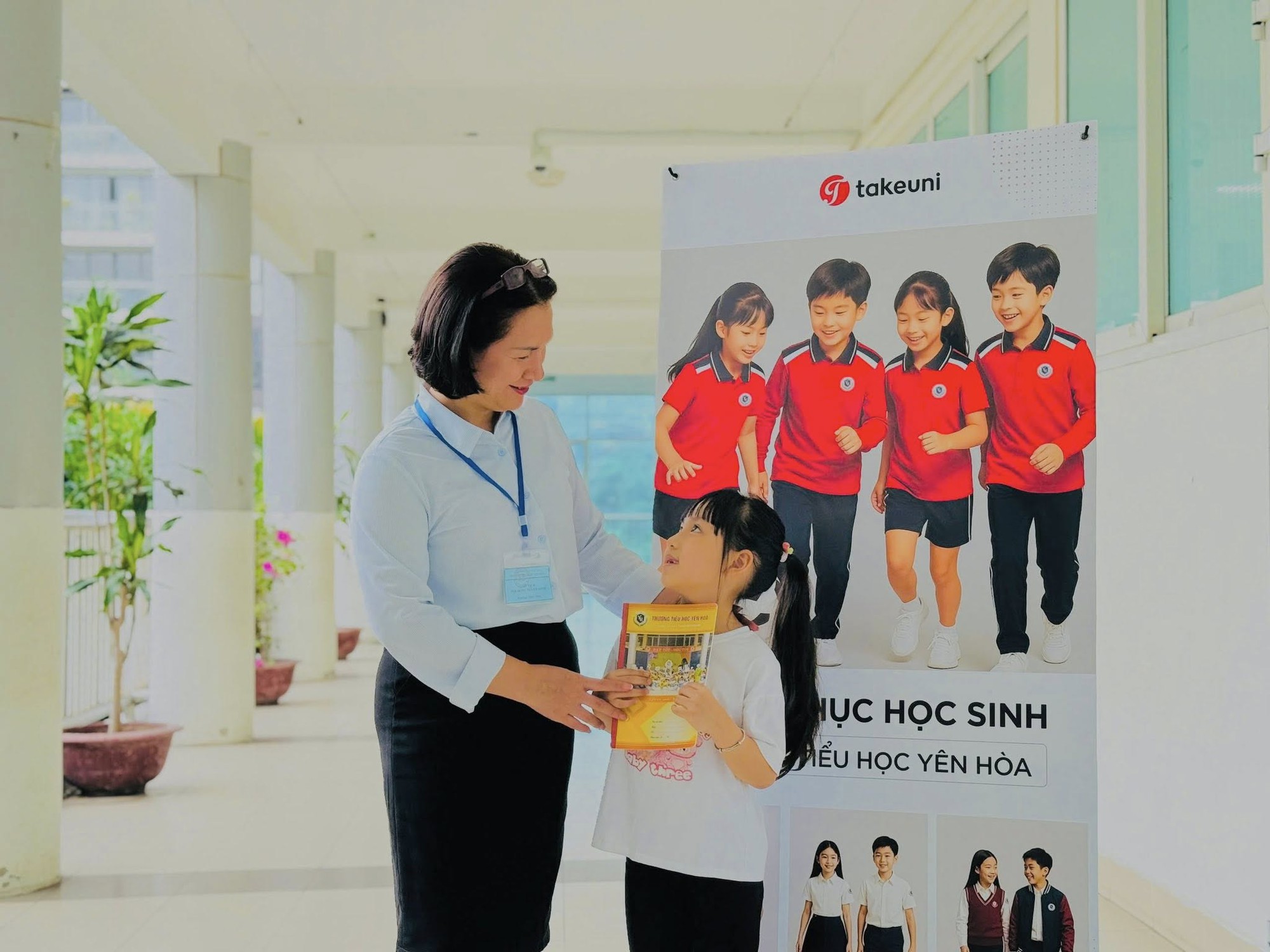 Có thể là hình ảnh về ‎10 người và ‎văn bản cho biết '‎takeuni SOL R ع လဏ toce UCHỌCSINH HỌC SINH ĐỂU HỌC YÊN HÒA‎'‎‎