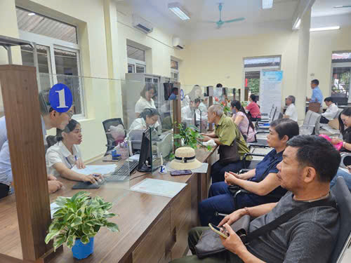 Điểm phục vụ hành chính công phường Nghĩa Đô hết lòng phục vụ người dân- Ảnh 1.