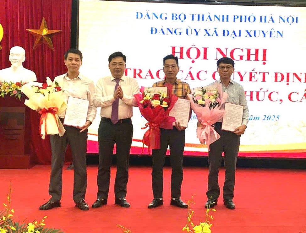 ĐẢNG ỦY XÃ ĐẠI XUYÊN TỔ CHỨC HỘI NGHỊ CÔNG BỐ VÀ TRAO CÁC QUYẾT ĐỊNH VỀ CÔNG TÁC TỔ CHỨC, CÁN BỘ- Ảnh 1.