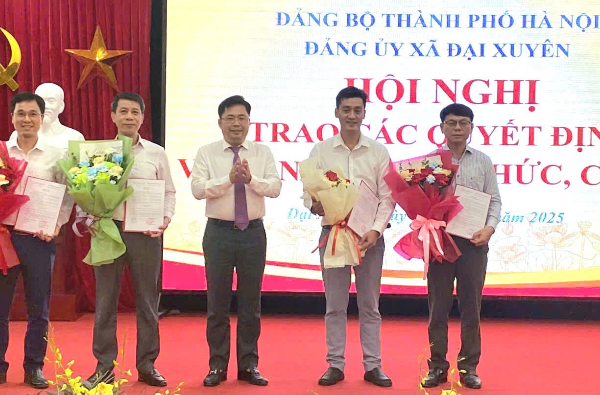 ĐẢNG ỦY XÃ ĐẠI XUYÊN TỔ CHỨC HỘI NGHỊ CÔNG BỐ VÀ TRAO CÁC QUYẾT ĐỊNH VỀ CÔNG TÁC TỔ CHỨC, CÁN BỘ- Ảnh 2.